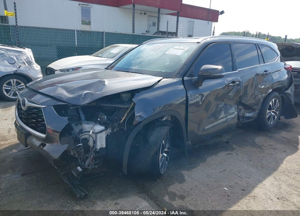 2022 TOYOTA HIGHLANDER XLE VIN: 5TDGZRBHXNS236171