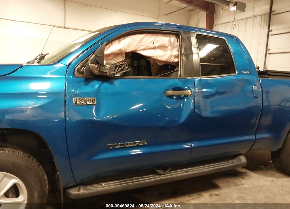 2017 TOYOTA TUNDRA SR5 5.7L V8 VIN: 5TFUW5F10HX595674