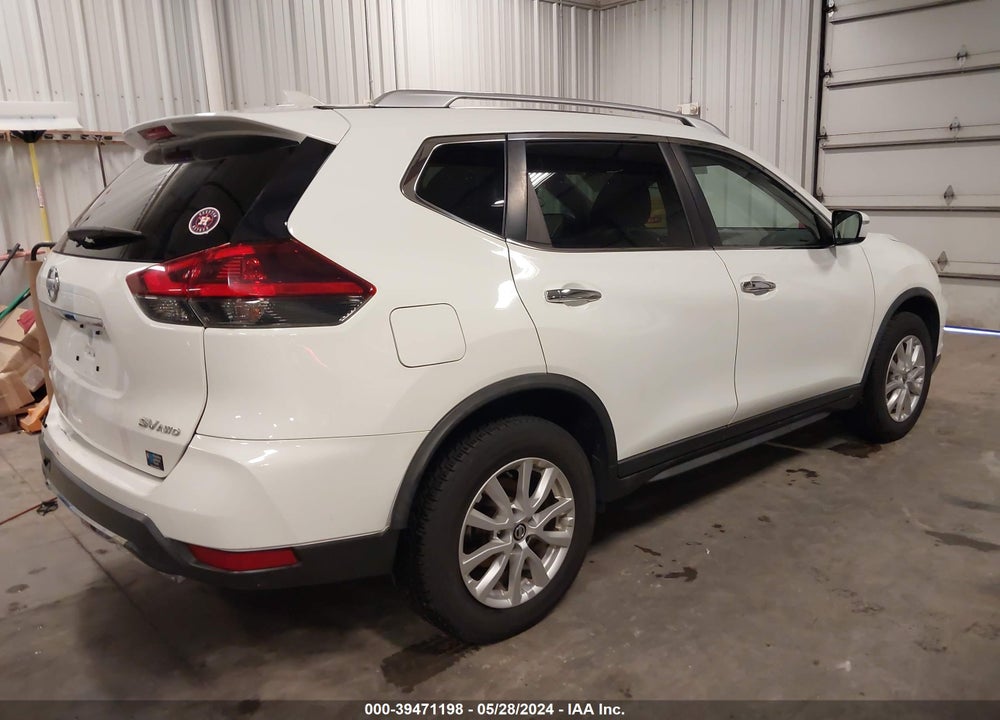 2018 NISSAN ROGUE SV VIN: KNMAT2MV0JP527400
