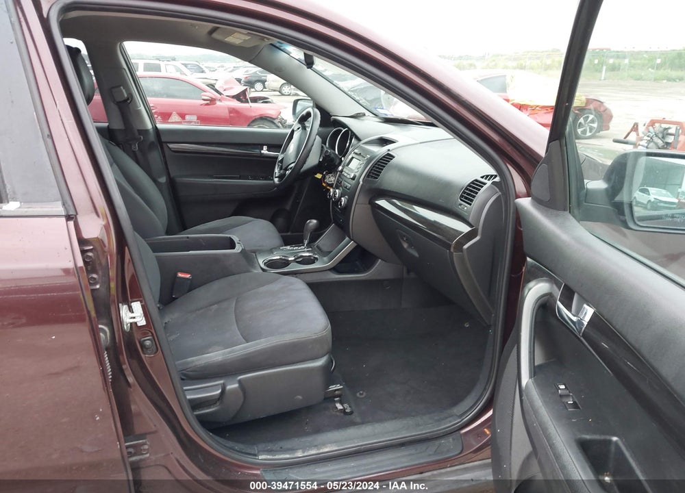 2011 KIA SORENTO LX VIN: 5XYKT3A11BG005083