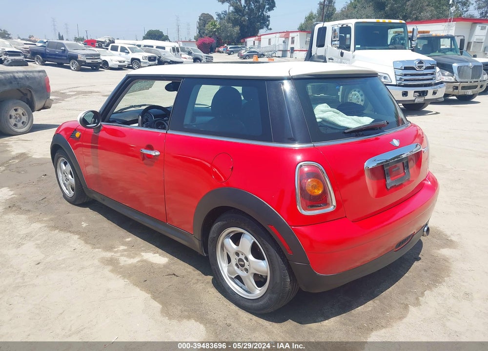 2008 MINI COOPER VIN: WMWMF33578TT60821