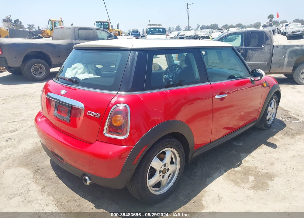 2008 MINI COOPER VIN: WMWMF33578TT60821