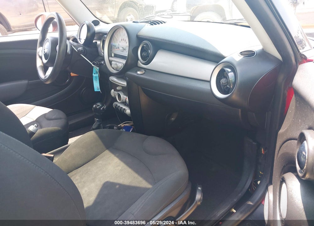 2008 MINI COOPER VIN: WMWMF33578TT60821