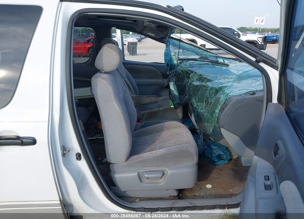 1998 TOYOTA SIENNA XLE VIN: 4T3ZF13C7WU067751