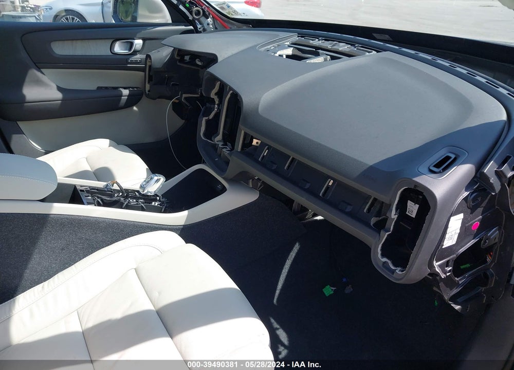 2023 VOLVO XC40 B5 PLUS BRIGHT THEME VIN: YV4L12UE1P2049974