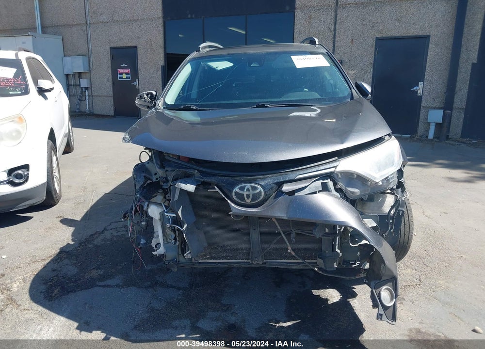 2018 TOYOTA RAV4 XLE VIN: 2T3RFREV2JW807762