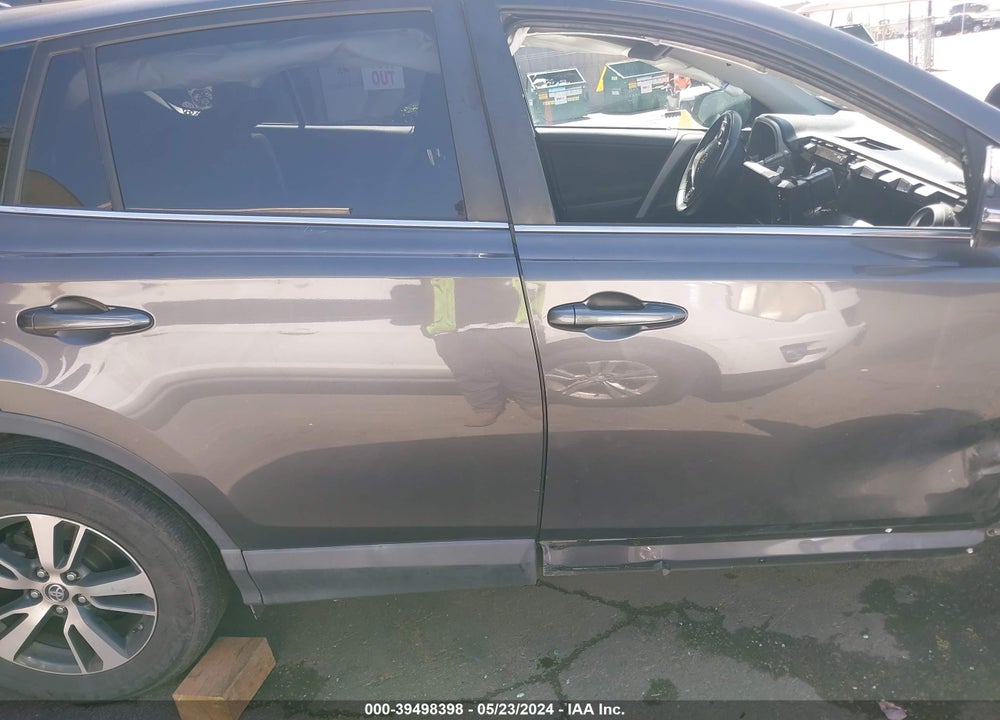 2018 TOYOTA RAV4 XLE VIN: 2T3RFREV2JW807762