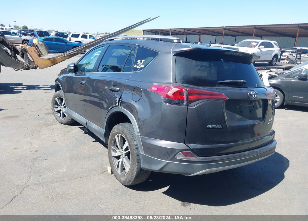 2018 TOYOTA RAV4 XLE VIN: 2T3RFREV2JW807762