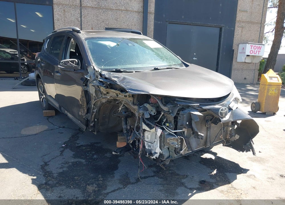 2018 TOYOTA RAV4 XLE VIN: 2T3RFREV2JW807762