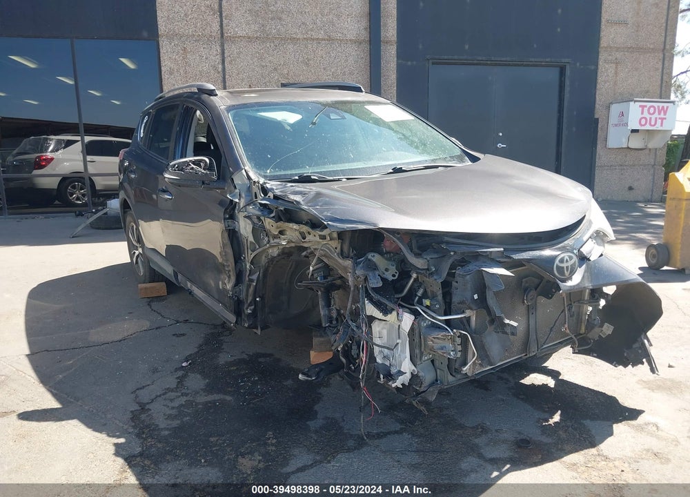 2018 TOYOTA RAV4 XLE VIN: 2T3RFREV2JW807762