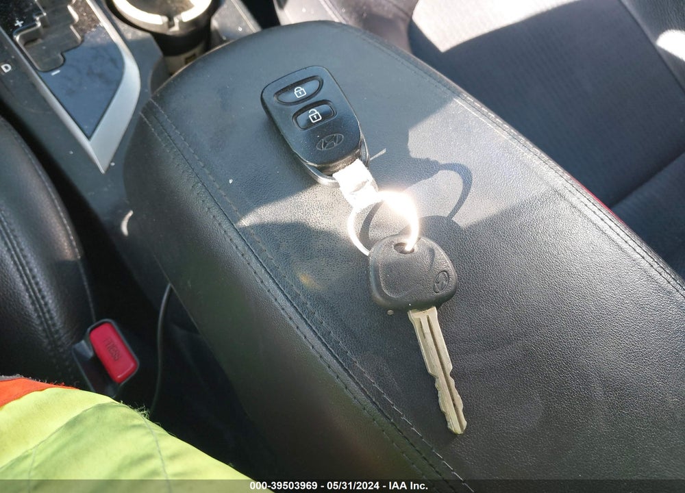 2010 HYUNDAI TUCSON GLS VIN: KM8JU3AC5AU056329