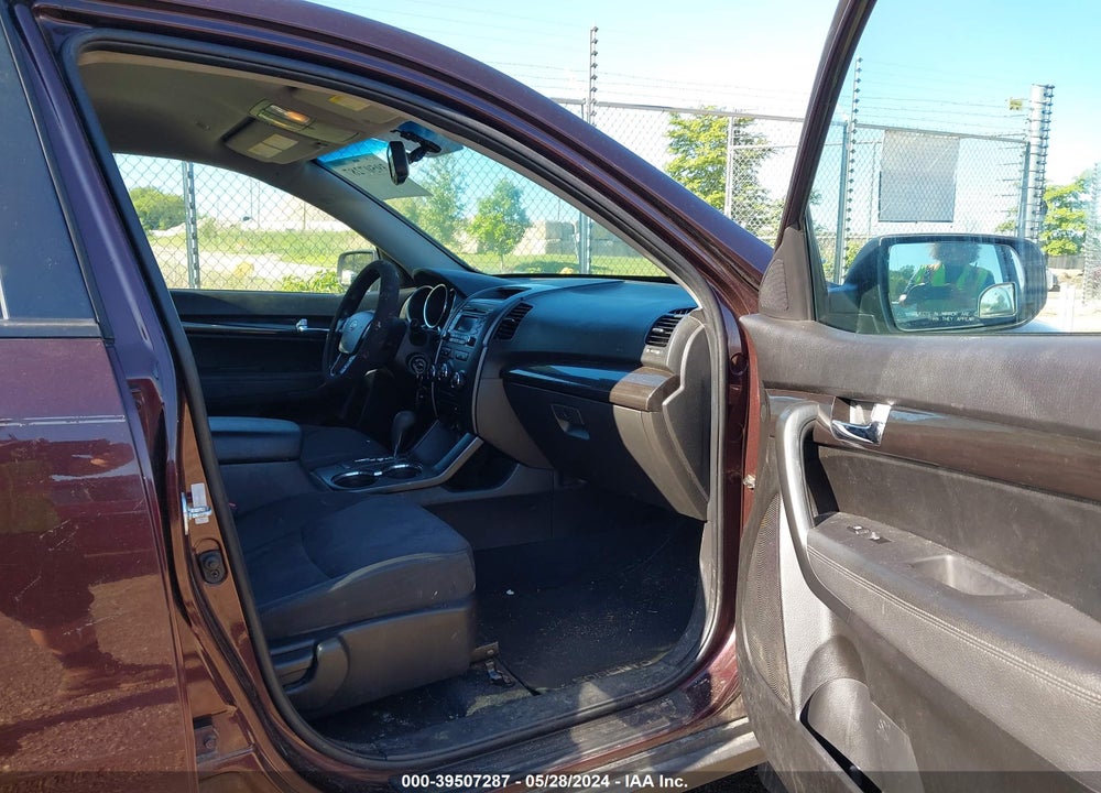 2011 KIA SORENTO LX V6 VIN: 5XYKTDA27BG133987