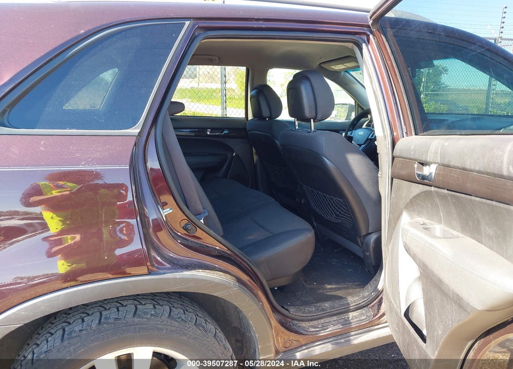 2011 KIA SORENTO LX V6 VIN: 5XYKTDA27BG133987
