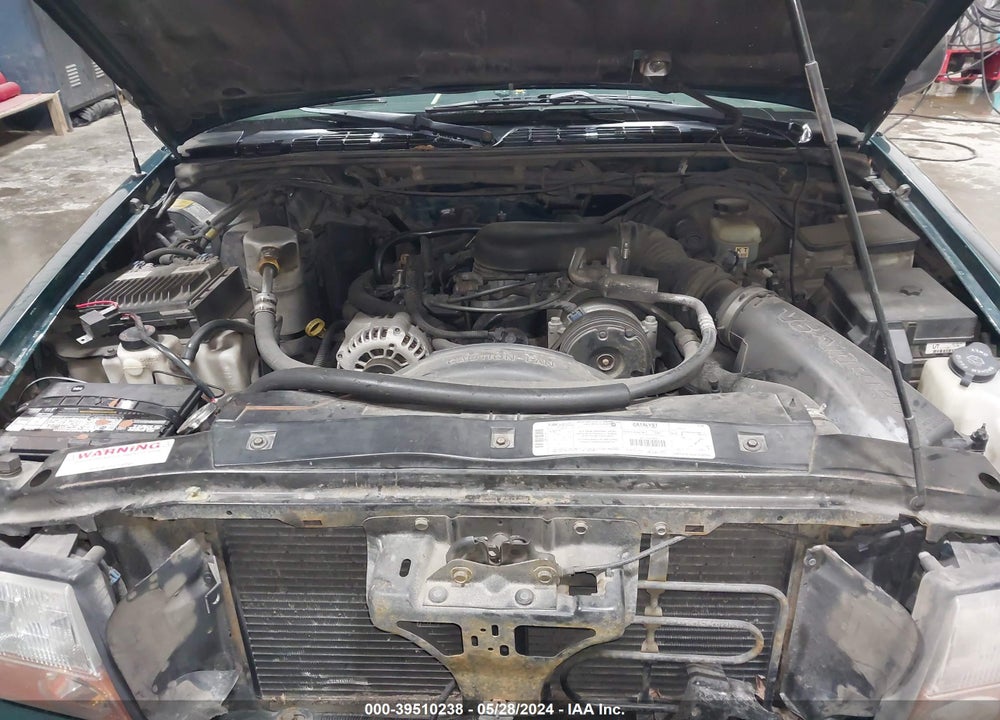 1998 GMC JIMMY SLE VIN: 1GKDT13W8W2557013