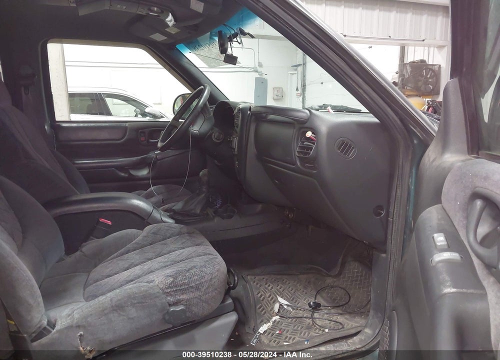 1998 GMC JIMMY SLE VIN: 1GKDT13W8W2557013