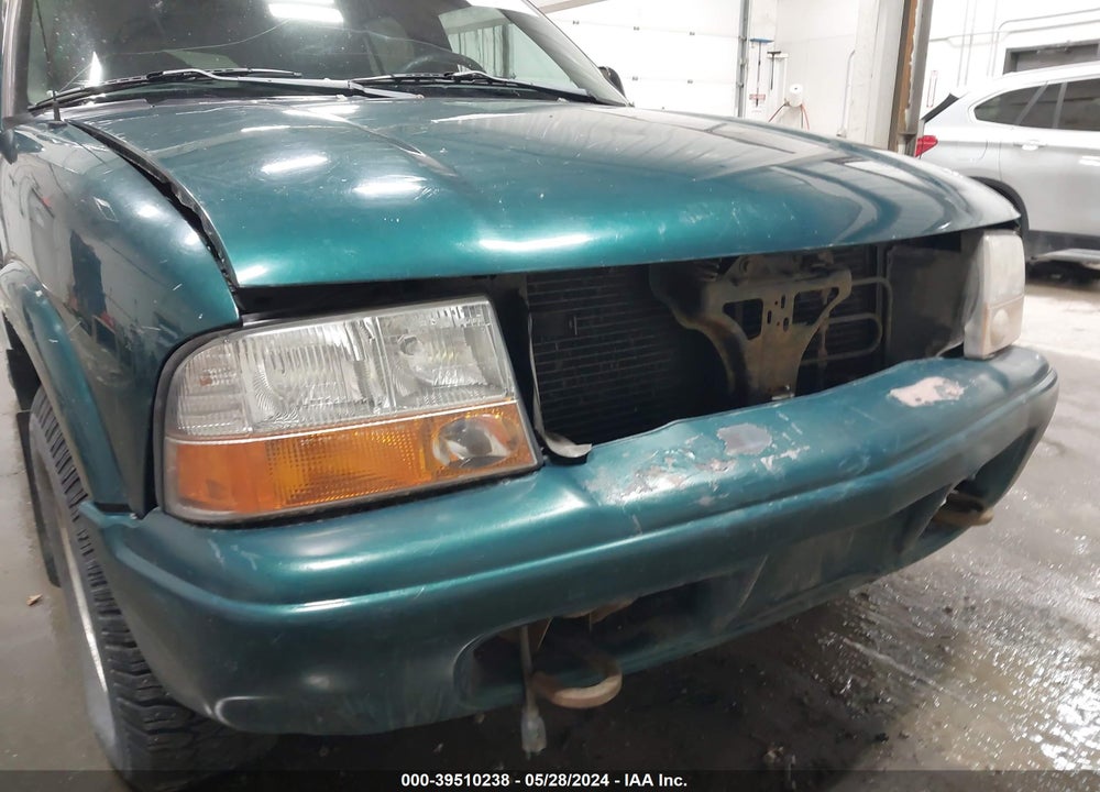 1998 GMC JIMMY SLE VIN: 1GKDT13W8W2557013