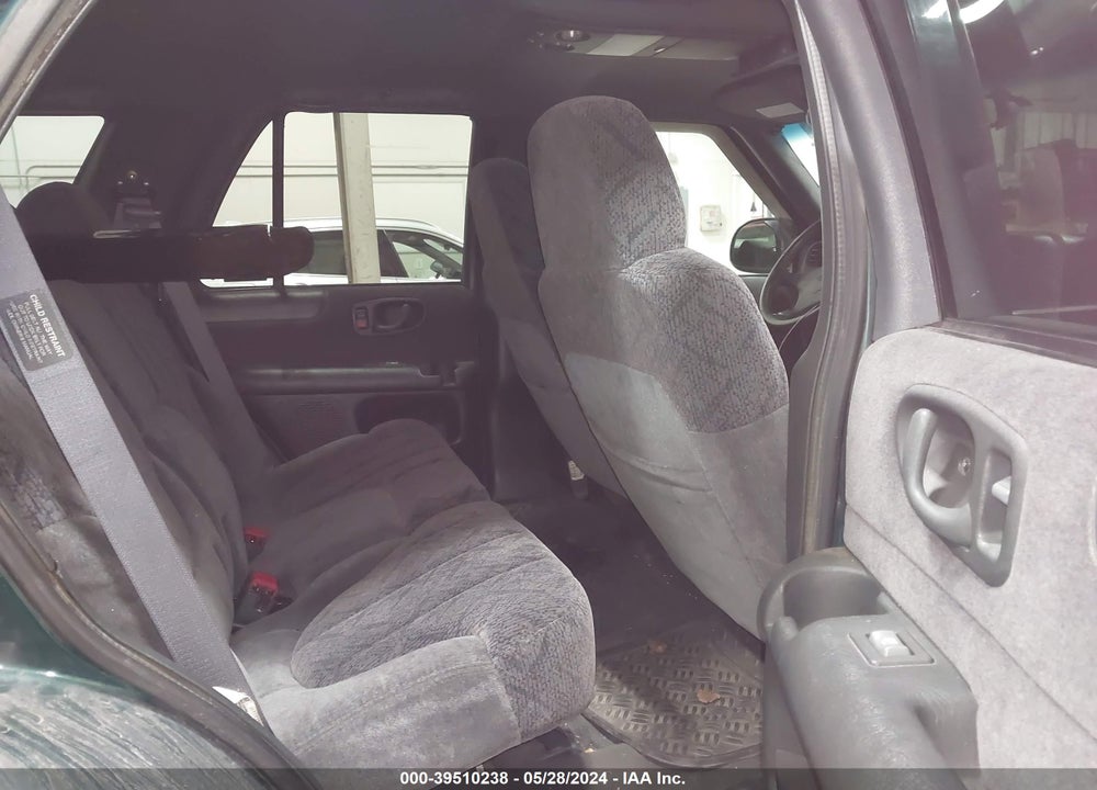 1998 GMC JIMMY SLE VIN: 1GKDT13W8W2557013