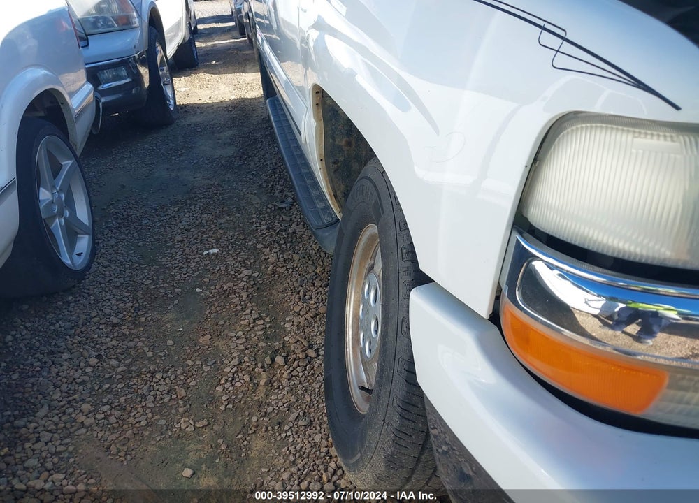 2001 CHEVROLET SUBURBAN 1500 LT VIN: 3GNFK16T11G281399