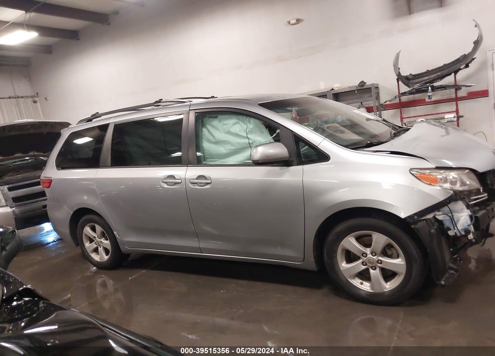 2017 TOYOTA SIENNA LE 8 PASSENGER VIN: 5TDKZ3DC4HS769744