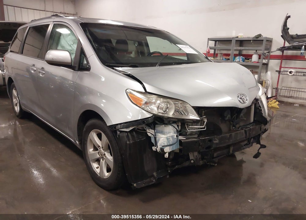 2017 TOYOTA SIENNA LE 8 PASSENGER VIN: 5TDKZ3DC4HS769744