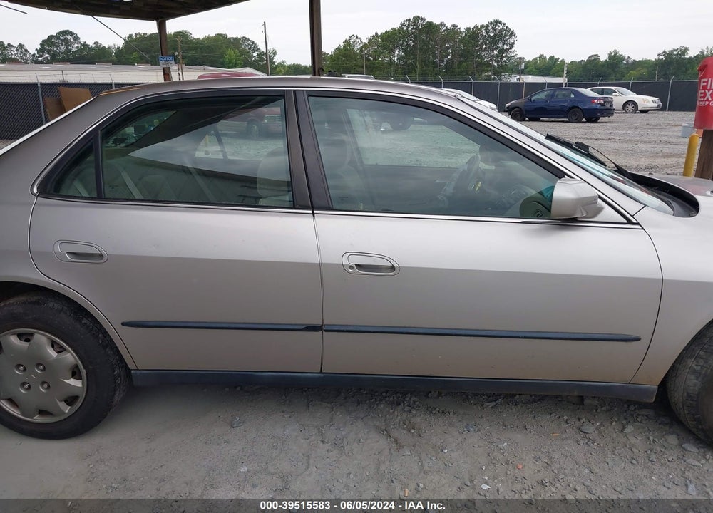 1998 HONDA ACCORD LX VIN: 1HGCG5645WA139027