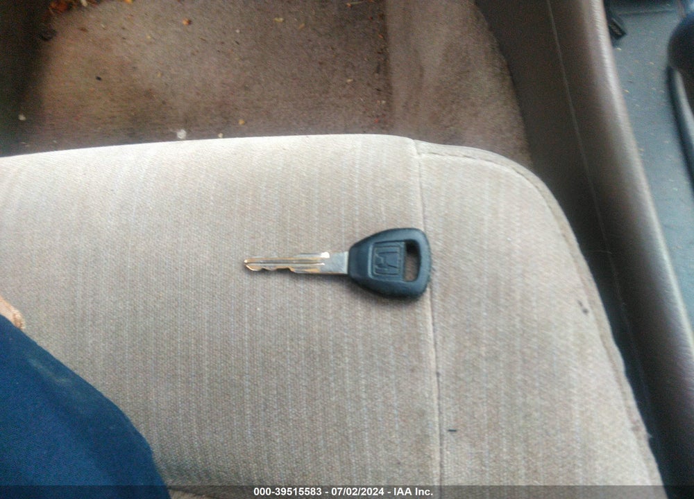 1998 HONDA ACCORD LX VIN: 1HGCG5645WA139027