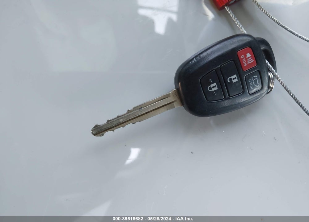 2016 TOYOTA RAV4 XLE VIN: 2T3WFREV1GW271026