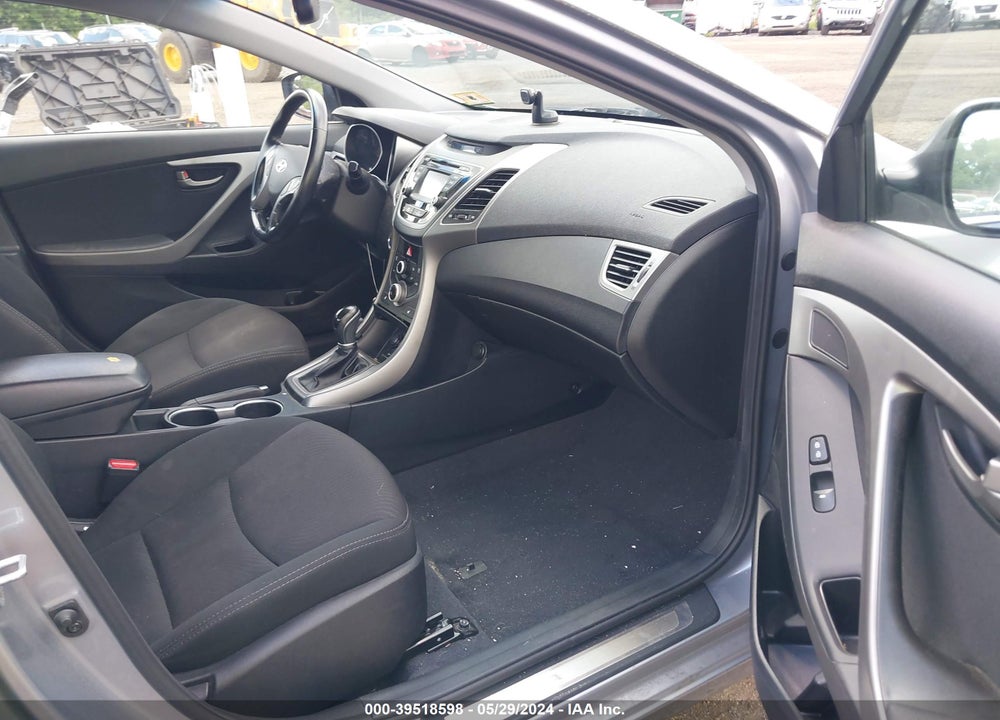 2016 HYUNDAI ELANTRA VIN: 5NPDH4AE8GH677368