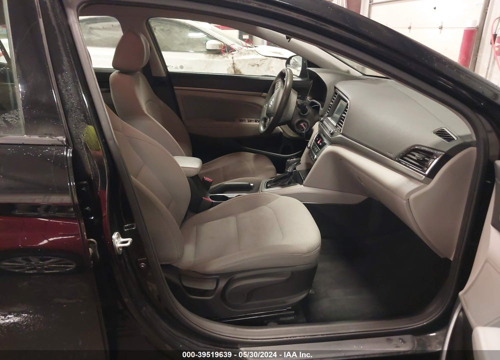 2017 HYUNDAI ELANTRA SE VIN: 5NPD84LF7HH010038