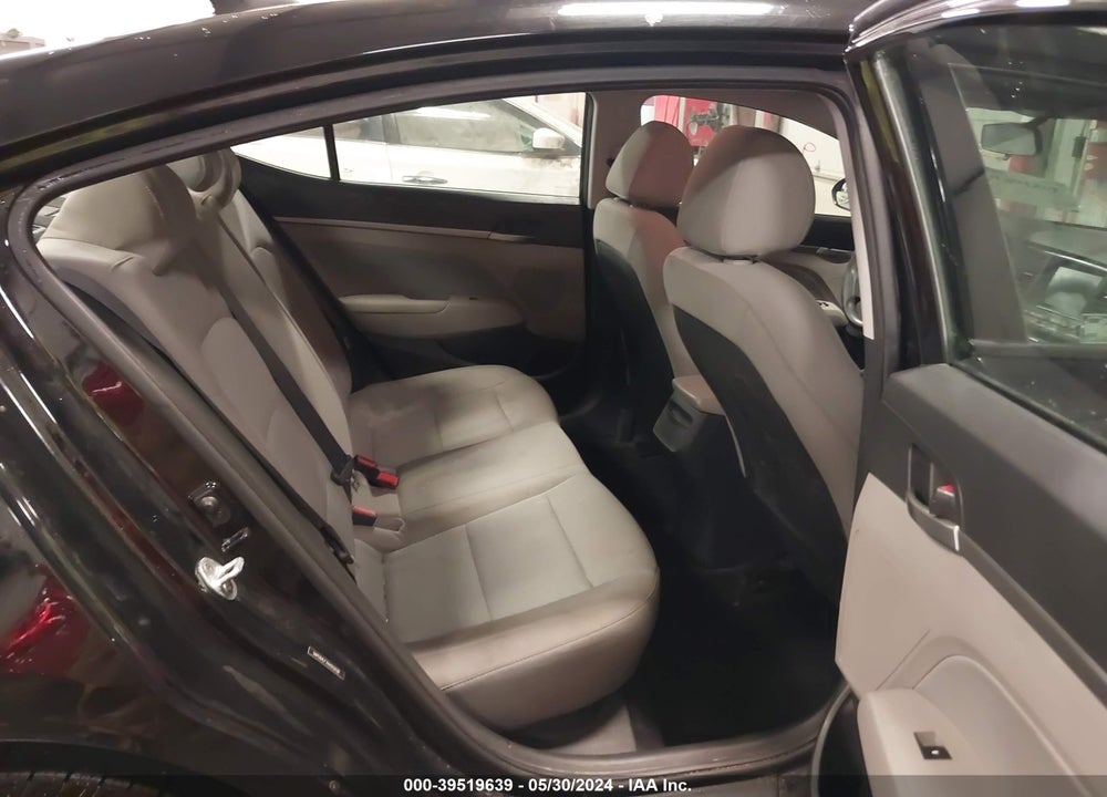 2017 HYUNDAI ELANTRA SE VIN: 5NPD84LF7HH010038