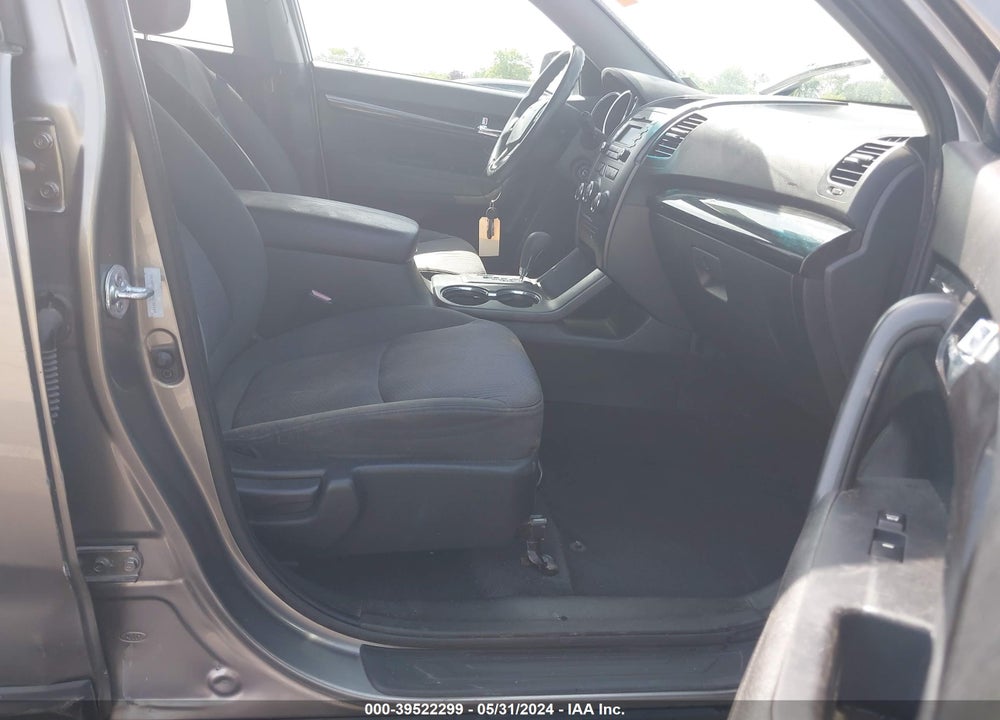 2011 KIA SORENTO LX VIN: 5XYKTCA17BG130119