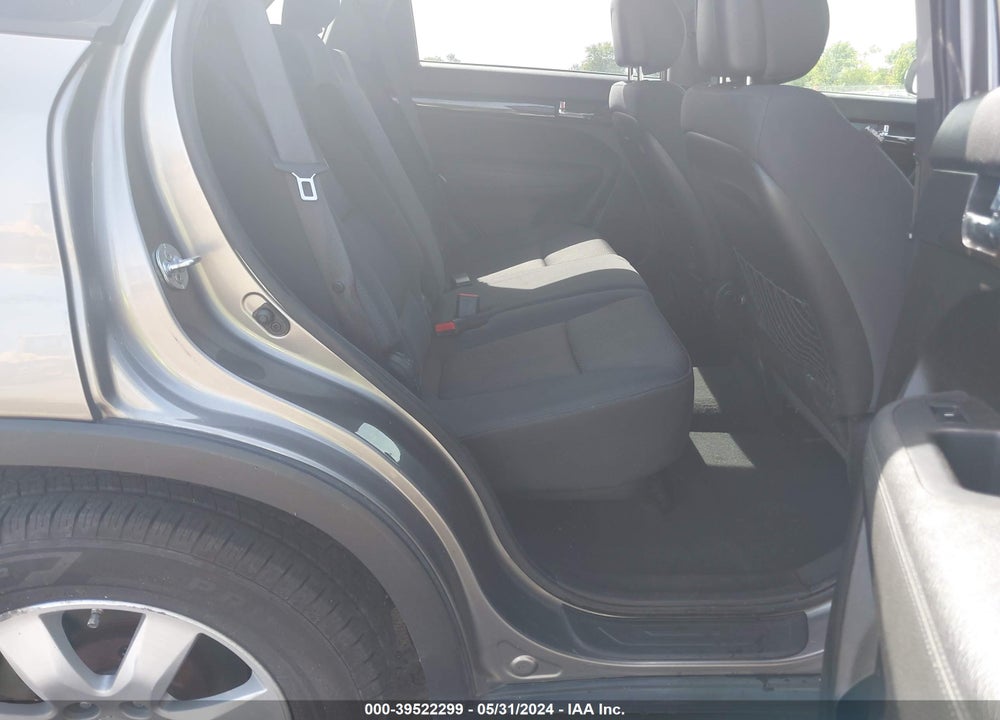 2011 KIA SORENTO LX VIN: 5XYKTCA17BG130119
