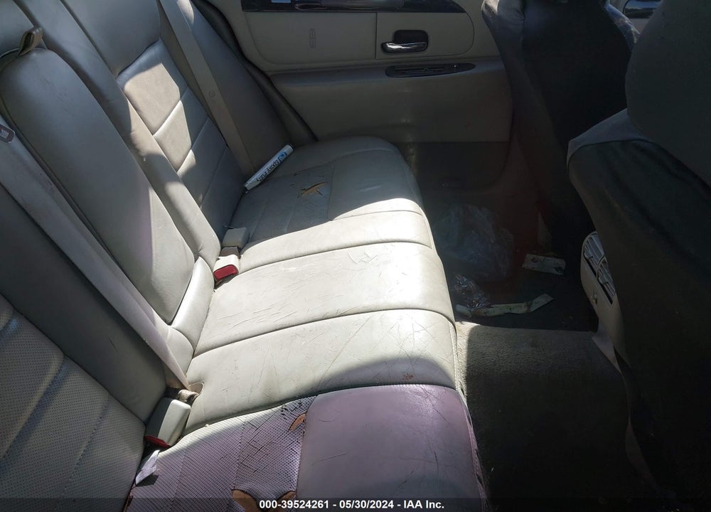 1999 LINCOLN TOWN CAR SIGNATURE VIN: 1LNHM82W1XY673121