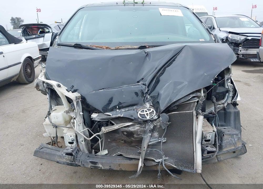2015 TOYOTA SIENNA XLE 8 PASSENGER VIN: 5TDYK3DC4FS683944