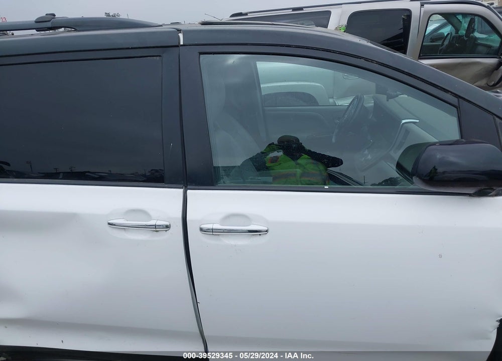 2015 TOYOTA SIENNA XLE 8 PASSENGER VIN: 5TDYK3DC4FS683944