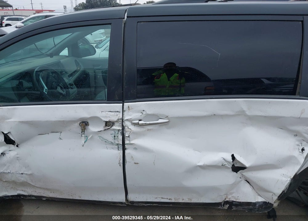 2015 TOYOTA SIENNA XLE 8 PASSENGER VIN: 5TDYK3DC4FS683944