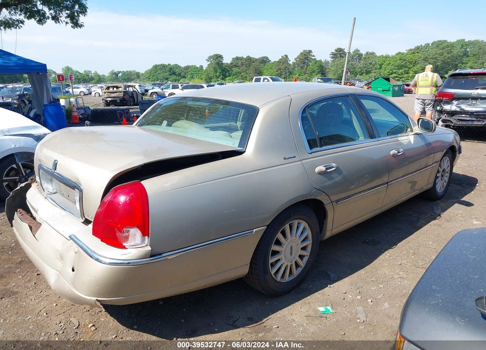 2005 LINCOLN TOWN CAR SIGNATURE VIN: 1LNHM81W65Y649251