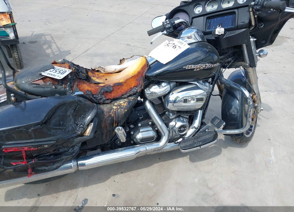 2019 HARLEY-DAVIDSON FLHX VIN: 1HD1KBC14KB610214