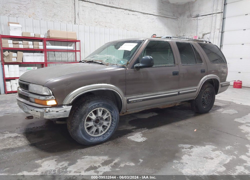 1998 CHEVROLET BLAZER LT VIN: 1GNDT13W8W2237547