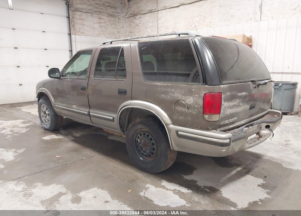 1998 CHEVROLET BLAZER LT VIN: 1GNDT13W8W2237547