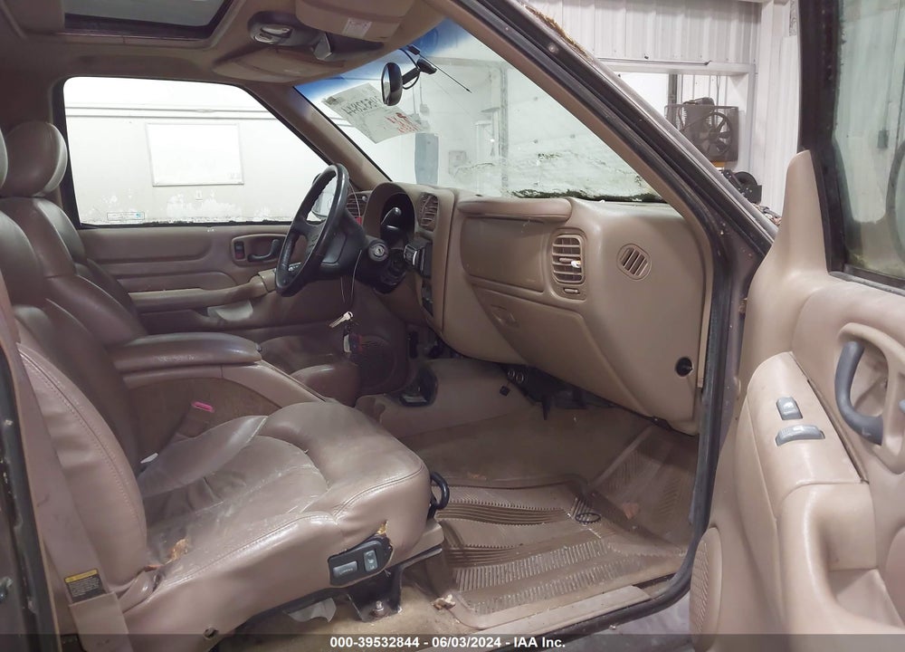 1998 CHEVROLET BLAZER LT VIN: 1GNDT13W8W2237547