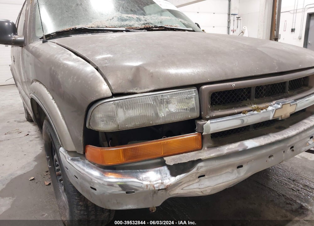 1998 CHEVROLET BLAZER LT VIN: 1GNDT13W8W2237547