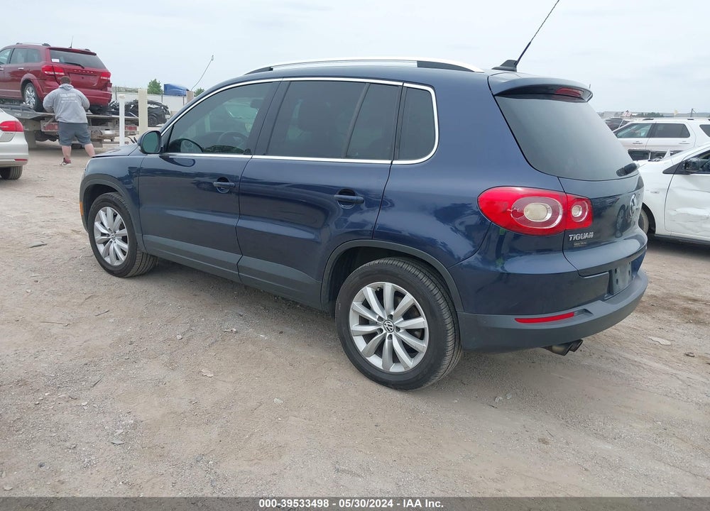 2011 VOLKSWAGEN TIGUAN SE VIN: WVGBV7AX2BW521988