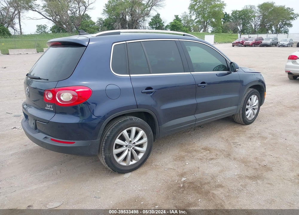 2011 VOLKSWAGEN TIGUAN SE VIN: WVGBV7AX2BW521988