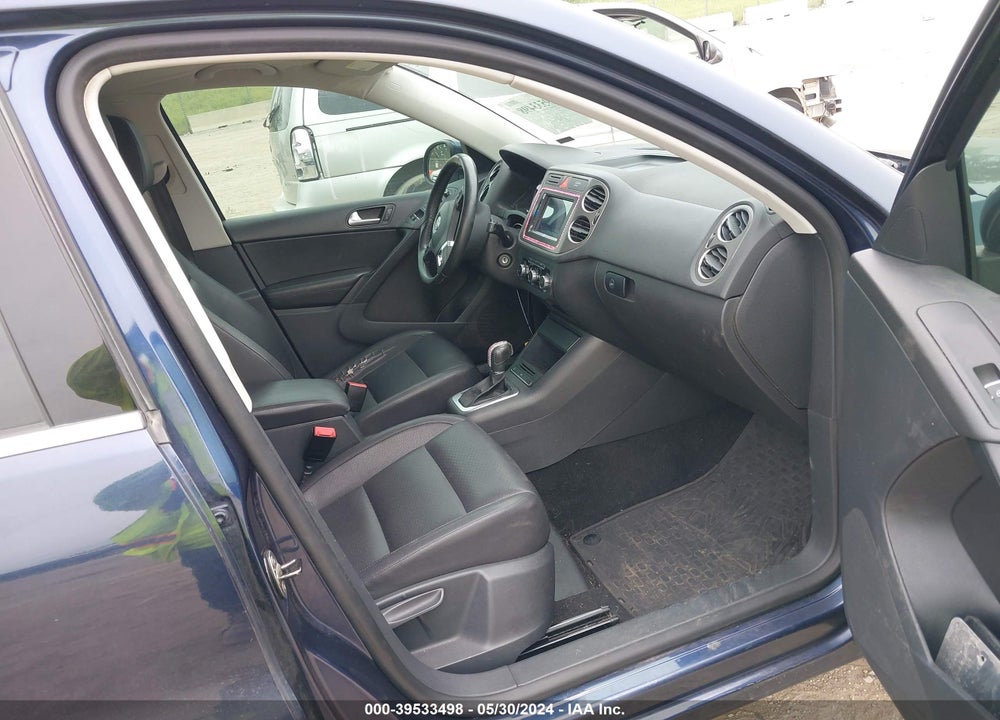 2011 VOLKSWAGEN TIGUAN SE VIN: WVGBV7AX2BW521988