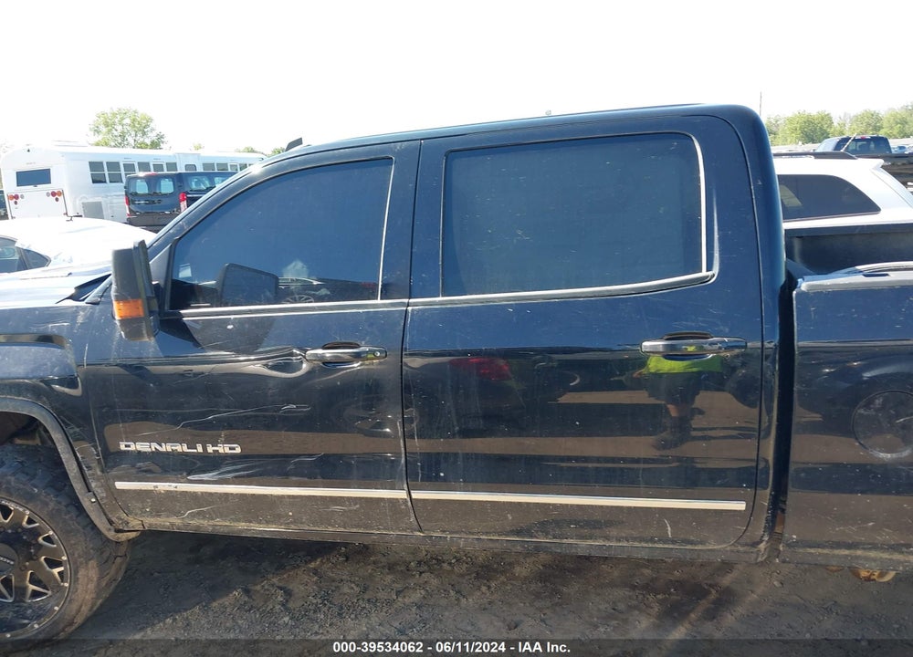 2015 GMC SIERRA 2500HD DENALI VIN: 1GT120E82FF131952