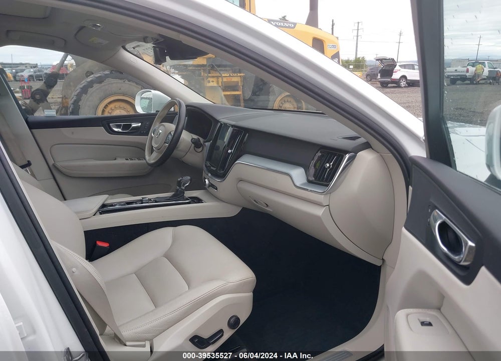 2018 VOLVO XC60 T5 MOMENTUM VIN: YV4102RK6J1071815