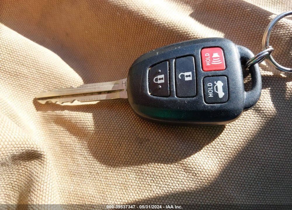 2015 TOYOTA COROLLA LE VIN: 2T1BURHE7FC420516