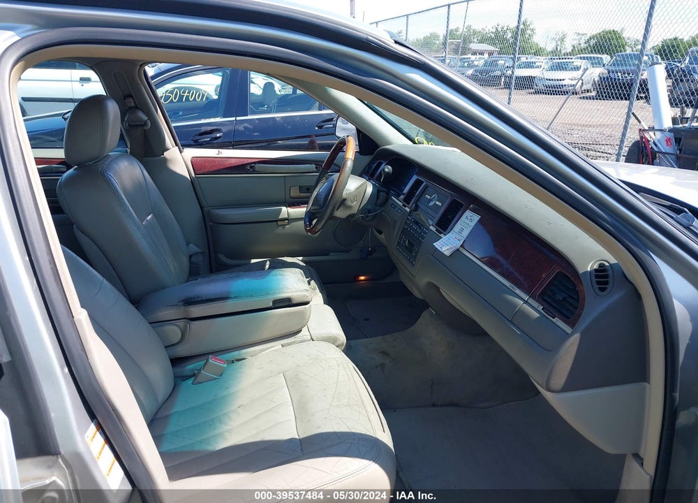 2003 LINCOLN TOWN CAR SIGNATURE VIN: 1LNHM82W33Y616462