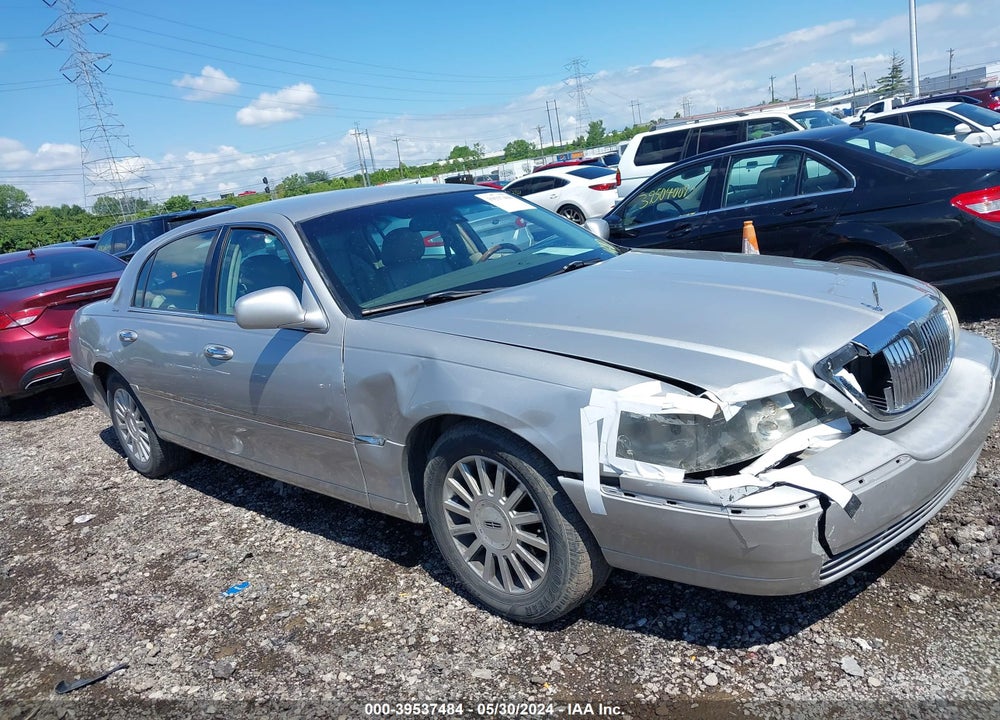 2003 LINCOLN TOWN CAR SIGNATURE VIN: 1LNHM82W33Y616462